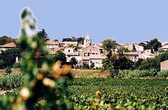 Blick auf den Ort Valros in Südfrankreich/Languedoc